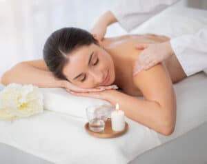 浅草・雷門のそば、静かに心をゆるめるタイ古式マッサージ。旅の合間や仕事帰りに、穏やかな癒しのひとときを。